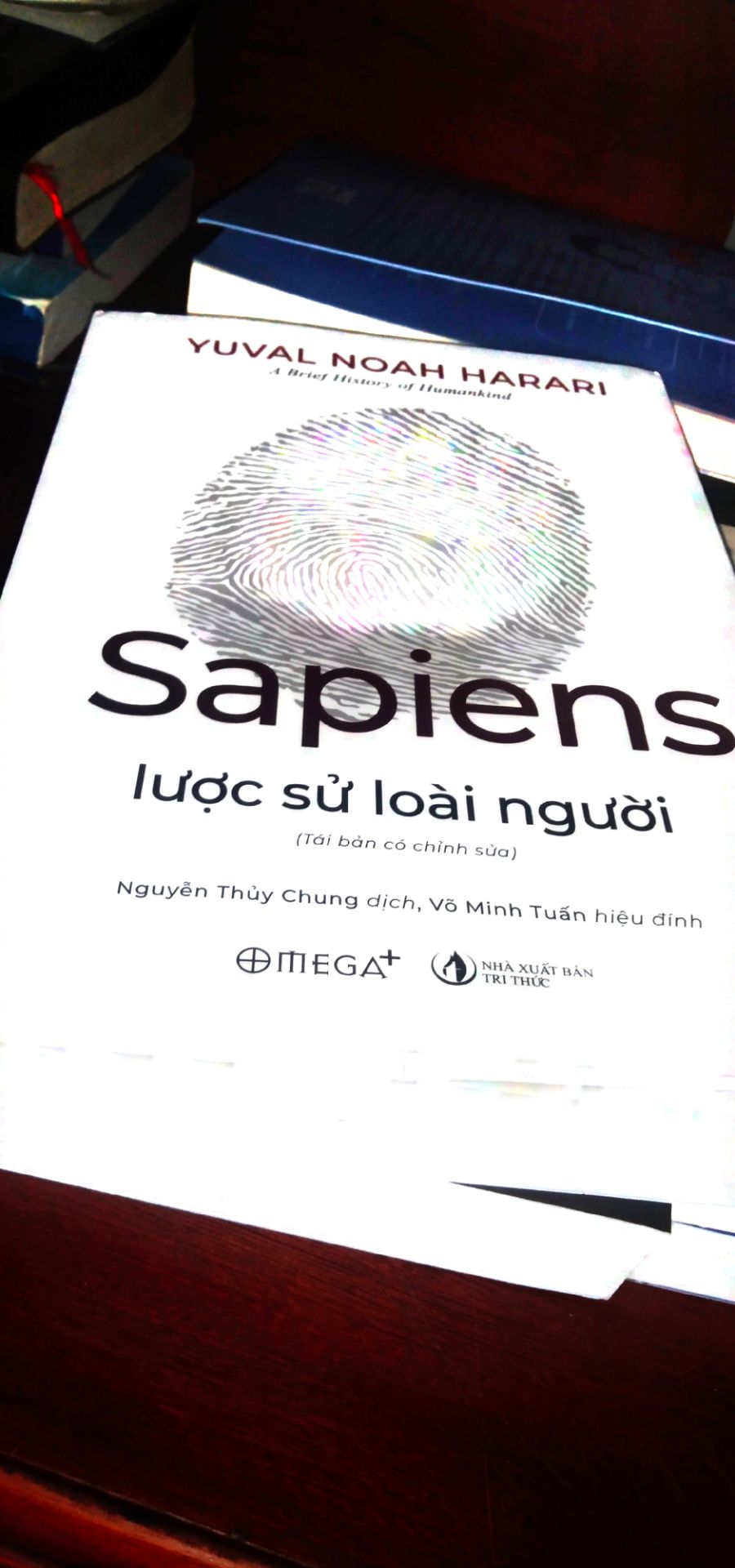 Bộ 3 combi này của Yuval Noah Harari là chủ yếu thiên về khoa học và thuyết tiến hoá, và khi đọc thì đối vs 1 số bạn và cả mình nữa thì hơi có bất đồng về quan điểm tôn giáo, nhưng khi chúng ta đọc sách thì chúng ta nên mở rộng lòng và đón nhận những quan điểm trái chiều, và hãy đọc sách với mục đích tiếp thu và tiếp thu 1 cách có chọn lọc. cái gì mình thấy tốt hay xấu trên quan điểm cá nhân của mình thì mình tiếp thu hay loại bỏ đều do mình cả. và mỗi cuốn sách đều mang ý nghĩa riêng, mỗi bạn đọc đều có cách nhìn riêng..con riêng mình thì mình thấy sách cũng khá là hay mặc dù cũng có những quan điểm bất đồng... nhưng đây cũng là sách đáng để đọc. và nếu các bạn đọc với tâm thái là tiếp thu ý kiến trái chiều và tiếp thu có chọn lọc thì dù có bất đồng quan điểm hay gì đi nữa cũng không phải là vấn đề, còn không thì các bạn tốt nhất không nên đọc.