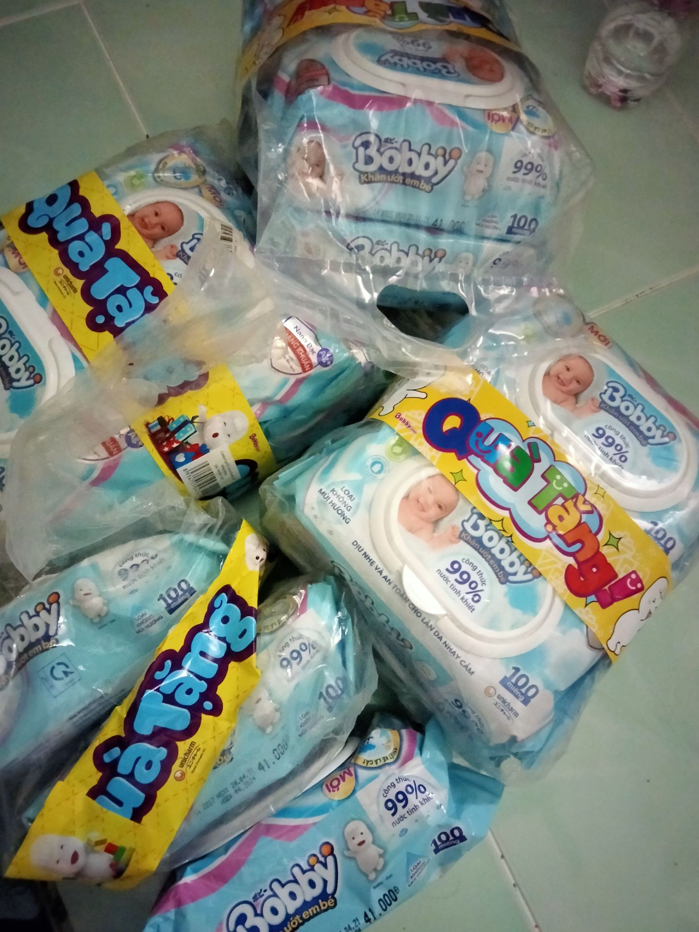 trong các loại sản phẩm khăn giấy ướt mình đánh giá cao khăn giấy ướt của boby, mình đã thử đặt hết tất cả các loại  khăn giấy ướt về dùng thử nghiệm, nhưng chỉ có loại này khăn vừa dai và thấm hút được còn mấy loại kia thì sơ và không thấm hút nên chùi nó không đi và thô rát da của bé nhé.