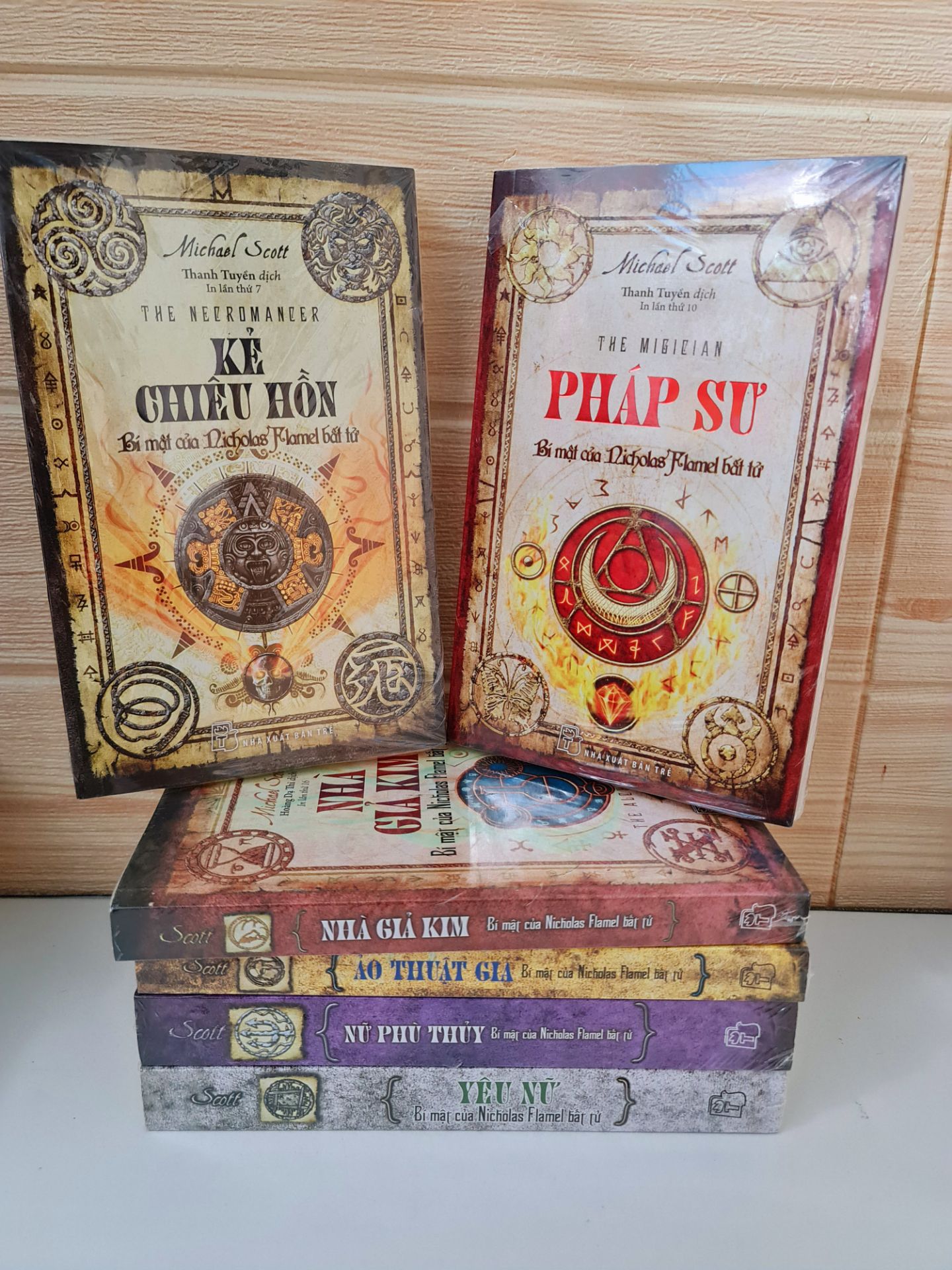 bìa bộ này quá đẹp, mua trọn bộ dù không rẻ chút nào. sách ship về nguyên vẹn