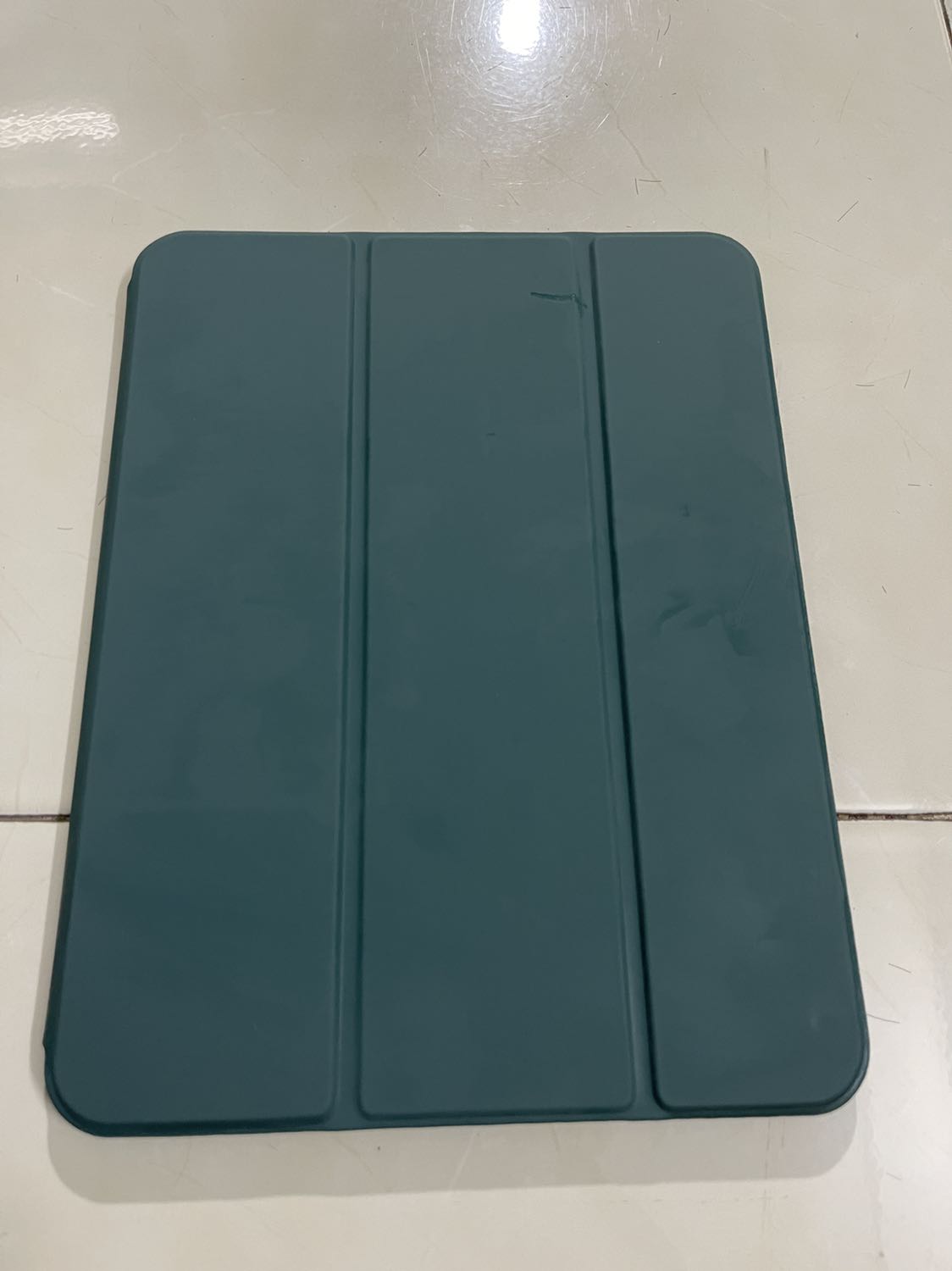 Vỏ ôm vừa vặn với iPad, tuy nhiên hơi mềm, nếu cầm ở góc dễ cong, rơi iPad ra ngoài