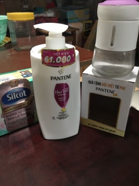 Đã nhận sản phẩm.
Giao nhanh sớm hơn dự kiến
Nhân viên giao nhận vui vẻ.
Quà tặng đầu đủ.
Cái ly chắc lưu kho lâu ngày nên bám bẩn giống như sản phẩm đã dùng rồi mà chưa rửa sạch . Nhưng kg sao. Ly không phải là hàng hiếm. Nhà ai cũng có mà !!! Vẫn chấm 5*