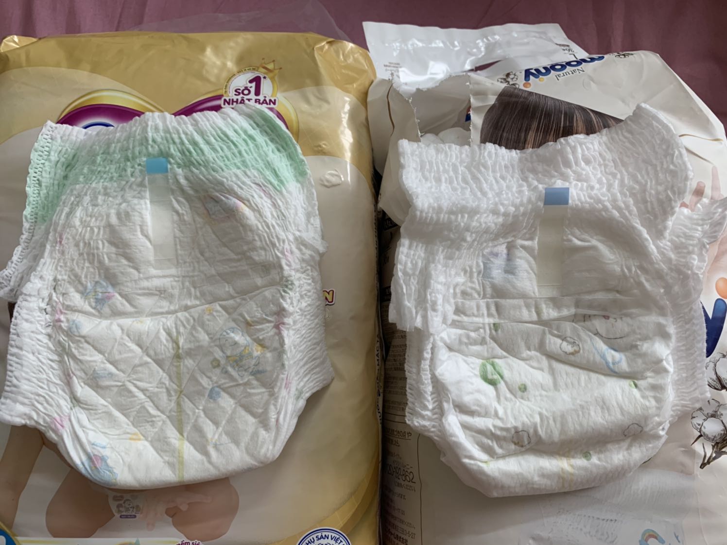 Mình mua 2 loại bobby để mặc ban ngày còn moony mặc đêm. 2 loại này dày ngang nhau. Tuy nhiên moony mềm mại hơn hẳn k bị hằn bé. Còn bobby bé bị hằn lưng dù 7kg mặc size M ( hoặc do dạng quần chun nên bị vậy chắc phải mua size L vì đùi và bụng bé to) . Moony thì khỏi bàn về độ thấm hút và mềm mại rồi nhưng mình thấy dùng bỉm quần L này không thích bằng bỉm dán moony