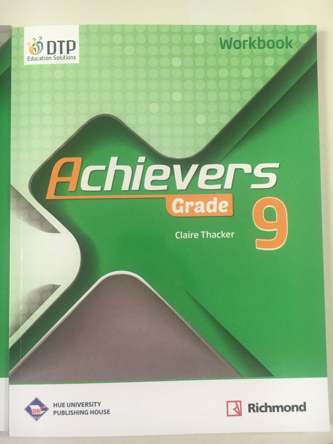 shop giao hàng nhanh, đặt 2 cuốn shop giao đầy đủ k thiếu cuốn nào
shop cho kiểm hàng nên yên tâm mua hàng, sách đẹp, shipper nhiệt tình lắm ạ