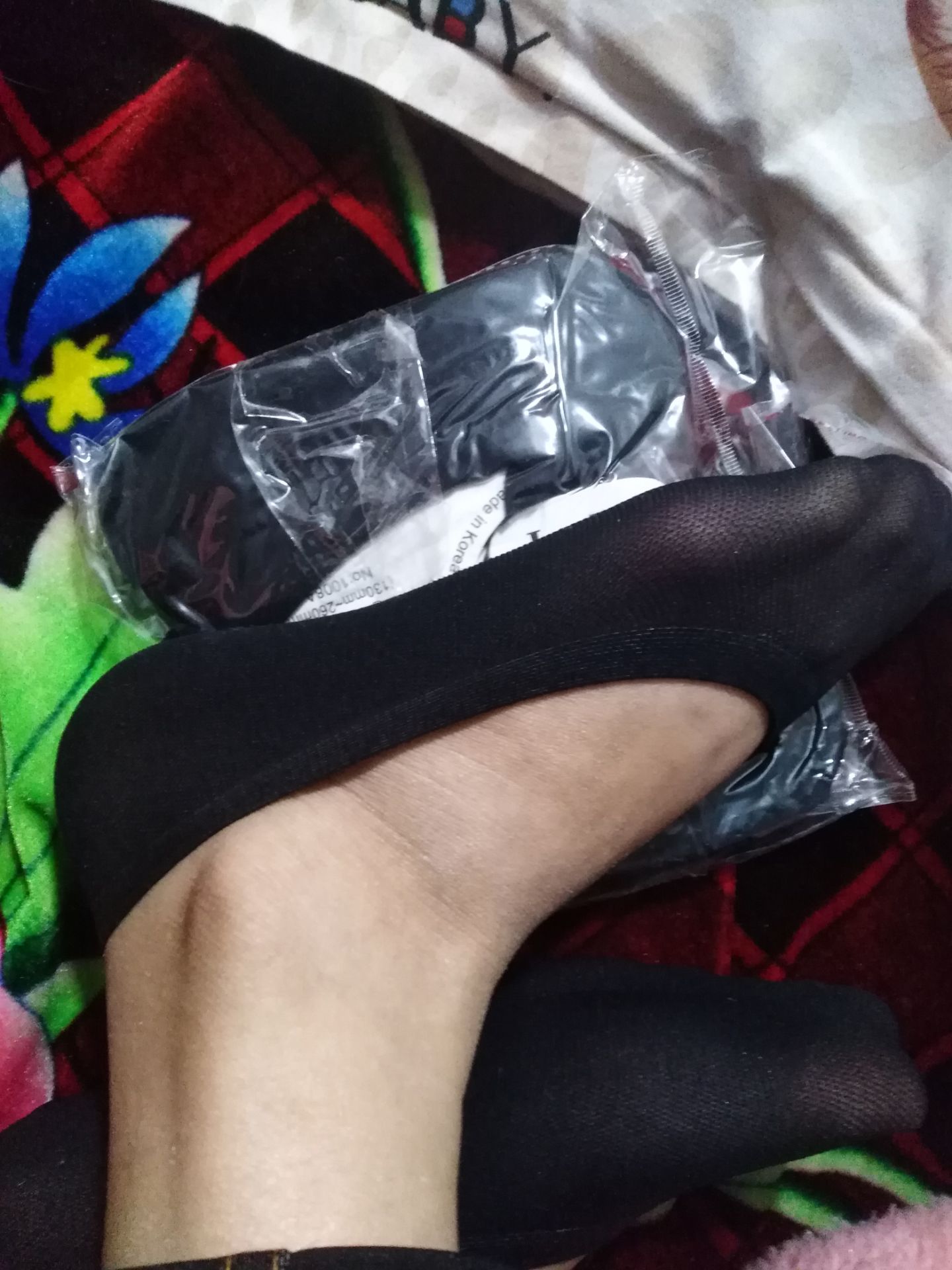 Mấy bạn đừng nghĩ nó là tất trẻ con nhé, nhìn bé thế thôi chứ nó co dãn đó. Đi rất tuyệt