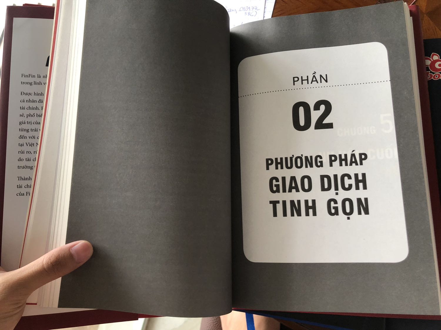 Mình thích mua bìa cứng vì thường sẽ là sách màu và trang giấy dày, mịn ( Nhưng mình bảng của Fin Fin này lại chỉ in màu các trang đầu và chương 1 các trang sau giấy bắt đầu thô ráp hơn và toàn bộ k có in màu kể cả các trang đầu chương ( chỉ chương 1 là in màu còn lại các chương thì k) và chất lượng giấy càng k tốt!  
Đóng gói và giao hàng rất kĩ và nhanh nhưng về chất lượng giấy thì mình k thích!