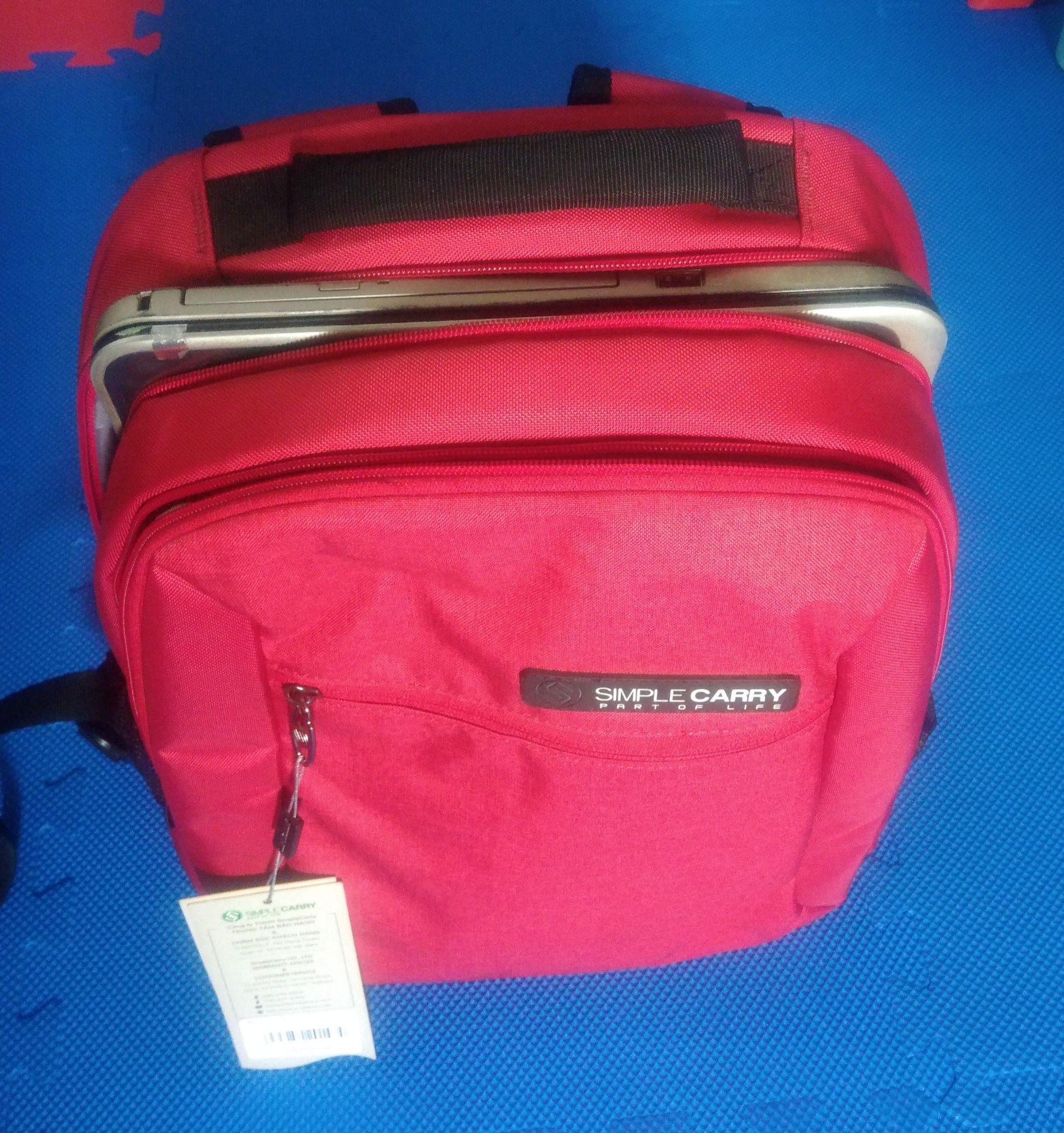 sờ tay thấy dày dặn, màu đỏ tươi.
Tôi mua mục đích chính là để đựng laptop Dell 5537 (26x38cm) nên đã phải đo lại laptop, chọn size của balo rất kỹ. Song cuối cùng không nhét nổi laptop vào ngăn trong cùng vì phía trên chỗ tay cầm bị kích quá....
trường hợp này, giá nhà sx thiết kế 2 đai băng lông băng gai ở 2 bên để giữ laptop có lẽ tiện hơn. sờ tay thấy dày dặn, màu đỏ tươi.
Tôi mua mục đích chính là để đựng laptop Dell 5537 (26x38cm) nên đã phải đo lại laptop, chọn size của balo rất kỹ. Song cuối cùng không nhét nổi laptop vào ngăn trong cùng vì phía trên chỗ tay cầm bị kích quá....
trường hợp này, giá nhà sx thiết kế 2 đai băng lông băng gai ở 2 bên để giữ laptop có lẽ tiện hơn.