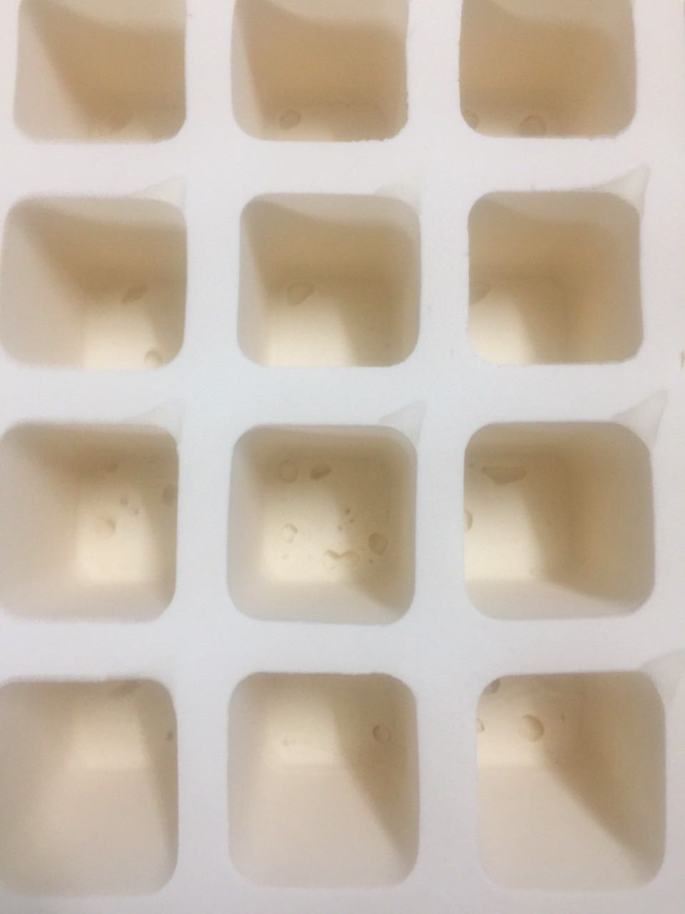 Nệm bị lỗi rất nhiều. Yêu cầu đổi lại nệm khác. Cám ơn Tiki