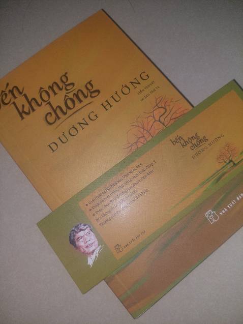 “Đám tang không hề có tiếng khóc gào thét lên như mọi đám tang khác, nhưng tất cả mọi người ai cũng thấy mình đang khóc – khóc âm thầm lặng lẽ - khóc về nỗi đau nhân tình – khóc cho một linh hồn cô độc “
Tôi đã từng nghĩ một cuốn tiểu thuyết hay về thân phận con người, về chiến tranh về làng quê Bắc bộ có lẽ cần nhiều trang sách hơn thế, cần đi sâu hơn nữa miêu tả đời sống nông thôn hậu chiến cùng những diễn biến tâm lý phức tạp nơi con người,  nhưng tôi đã nhầm -  “ Bến không chồng” không dài dòng cũng không cầu kỳ khoa trương trong ngôn ngữ và thủ pháp kể chuyện, những câu chuyện kể mộc mạc chân thực cùng lối hành văn giản dị, tự nhiên tự nó đã khiến bao cảm xúc ùa về nơi độc giả.