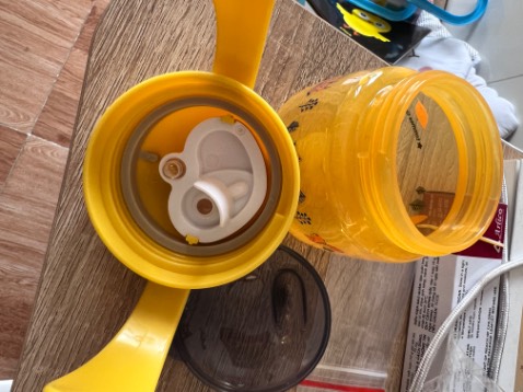 Hình ảnh thực tế, bên trong có chức năng chống sặc cho bé. Hàng brand nên cầm rất thích. Mom nào đang tìm cho bé tập uống nước thì cân nhắc nha😘