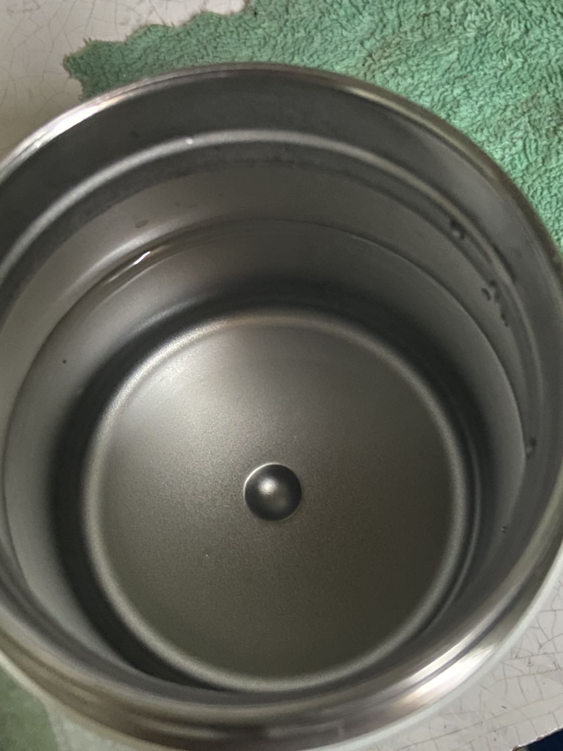 khi vệ sinh máy để xài thì phát hiện có 1 lỗ nhỏ, đổ nước đi thì thấy vết hoen rỉ mờ, nếu ko để ý kỹ sẽ không thấy, mình mong tiki đổi lại hàng giúp mình để sử dụng.
Tiki đã giúp mình đổi lại hàng rất nhanh chóng , lúc thu hồi đến lúc nhận lại chỉ có 2 ngày , sản phẩm không còn lỗi, chất lượng, sẽ tiếp tục ủng hộ tiki . Mình sửa lại đánh giá 5 sao