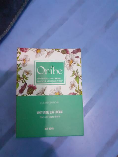 Mình thấy thành phần thiên nhiên nên mua dùng thử. Kem thoa lên mịn màng. Không thấy châm chích. Thơm nhẹ. Không hề nặng mùi. Nói chung mình rất ưng ạ. Thích nhất là ấn sản phẩm để lấy kem ra. Rất vệ sinh luôn ạ mà giữ cho kem ko bị tiếp xúc không khí nhiều. Shop tư vấn rất nhiệt tình và nhanh nhẹn ạ. Chất lượng kem thì mình dùng hết hũ này đã sẽ feedback sau ạ ^^