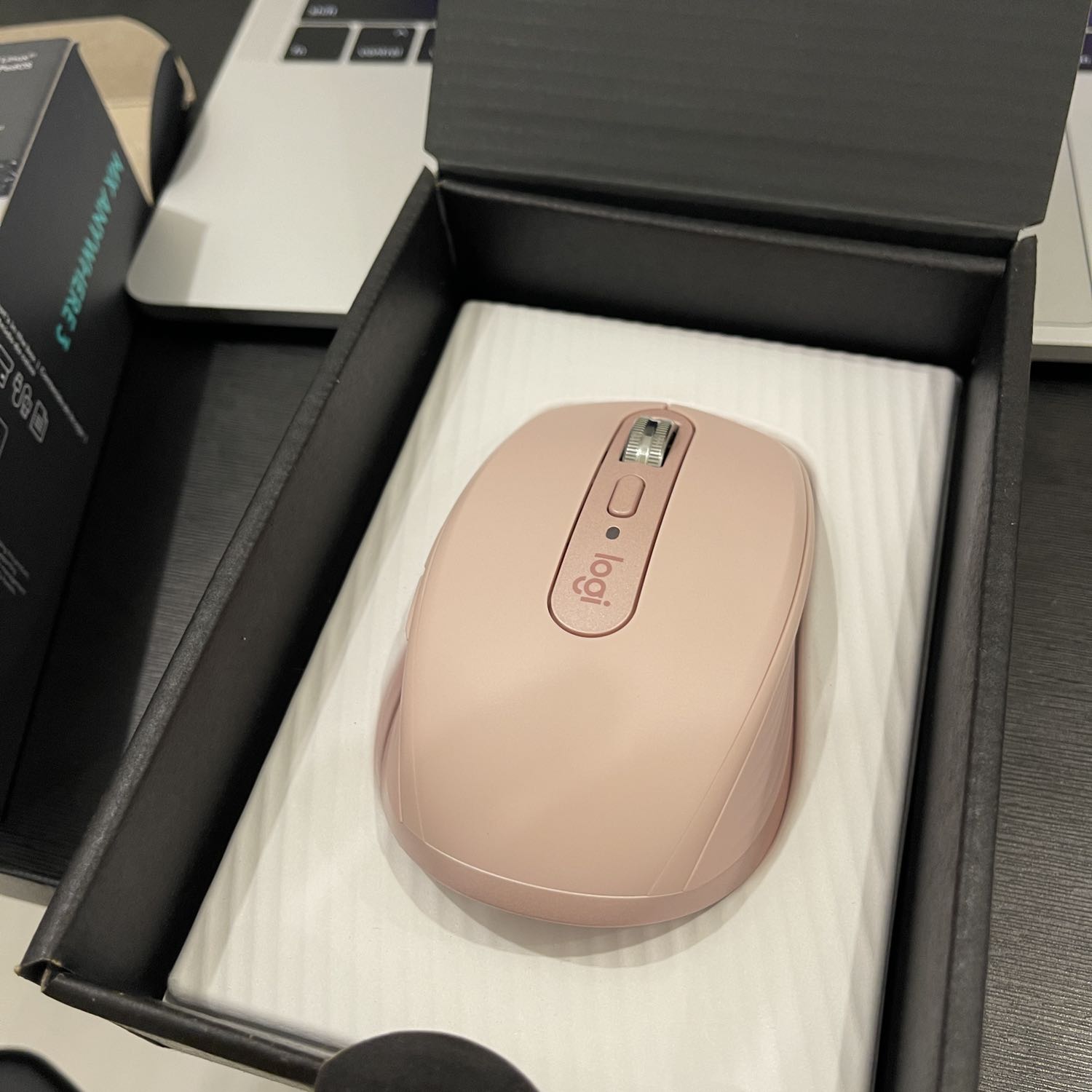 Nhận hàng rất đúng ngày, hộp ko méo mó và sp rất ok, chính hãng, đc kiểm hàng trc. Con này thì ngon ko phải bàn r, dù ko phải bản for mac (vì t thích màu hồng kkk) nhưng vẫn rất ngon, kết nối nhanh và hầu như ko có độ trễ, lăn mượt, bấm sướng nhưng ko có silent (với t thì vẫn ok). Highly recommend bé này 👍👏