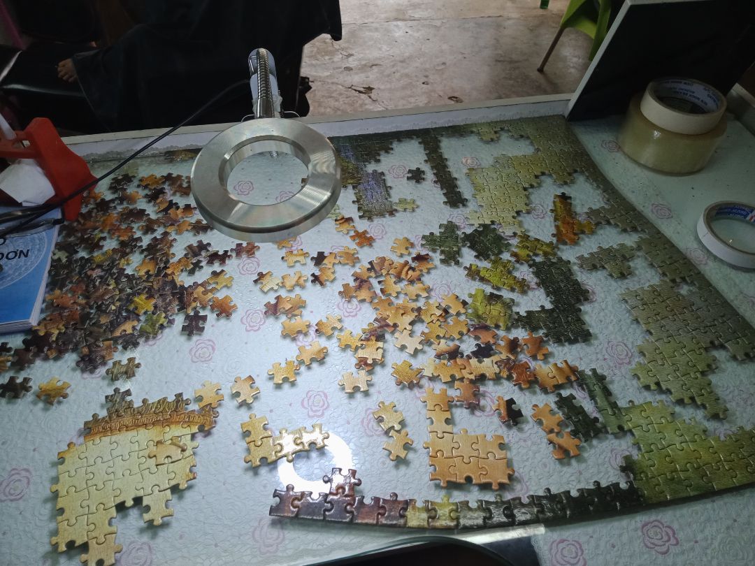 em bị thiếu mảnh ghép, cái phần màu xanh trên cùng em ghép chưa xong mà hết mảnh ghép rồi ạ. huhu
với lại không có tờ hướng dẫn sử dụng, mở hộp ra chỉ có 1 chai keo, 1 miếng xốp và một mớ mảnh ghép thôi ạ.