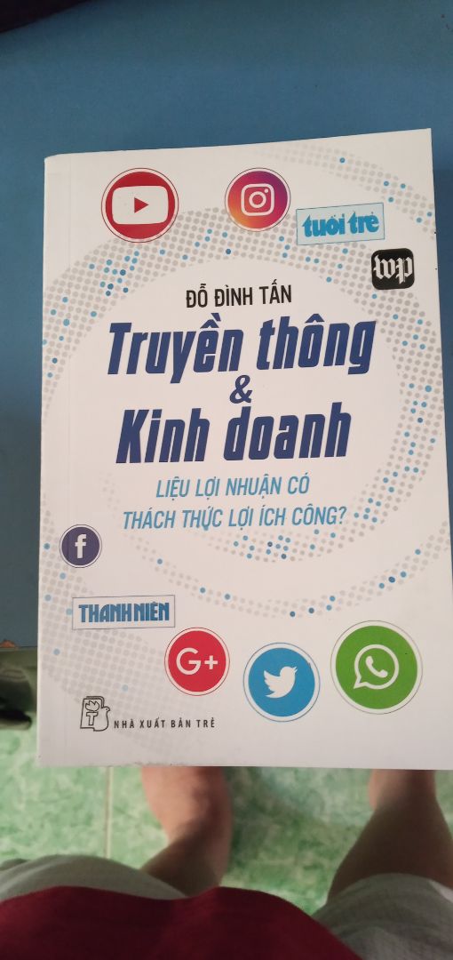 Giao hàng uy tín.
Sản phẩm được đóng gói không được đẹp lắm nhưng không bị hư hỏng là được rồi.
Sách thì không được bọc muốt và trên bìa sách có vài chỗ bẩn nhưng nói chung là tạm ổn.
Chữ viết thì rõ ràng, không lỗi.
Có vài trang thì dính nhau nhưng nếu mình cẩn thận thì đâu lại vào đó nên cứ yên tâm mà mua.