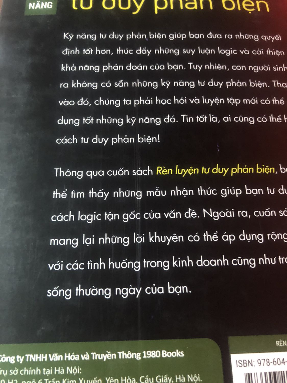 Mình mua sách ở đây nhiều lần rồi, lần nào cũng hài lòng, bọc giấy bóng đầy đủ. Nhưng lần này mình đặt 5 cuốn không có cuốn nào được bọc giấy bóng và cầm sách lên cảm giác như đã có người cầm qua đọc í,không được mới😢cuốn này thì bị trầy xước quá trời. Mình đọc sách thích giữ gìn sách sạch sẽ, trầy 1 chút là mình xót rồi nên lần này mua thấy hơi khó chịu...