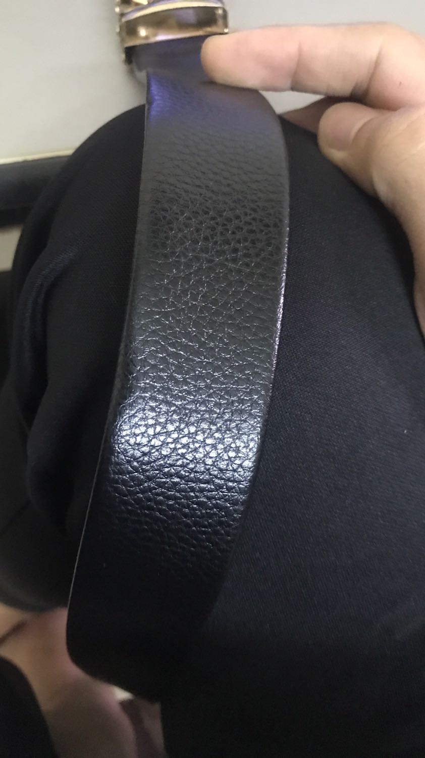 Thắt lưng đầu khoá nhìn đơn giản nhưng đẹp, có vẻ chắc chắn. Thiết kế khoá gọn dễ dùng. Dây da dài mềm. Sản phẩm ok, so với mức giá thì đáng mua.