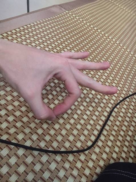 Hàng giao nhanh sản phẩm như hình nha mọi người..nằm mát lắm ạ

đường vân nổi sợi mây - dùng ổn, không bị mùi khó chịu khi nằm phòng điều hòa như chiếu nhựa 

dễ xử lý, dễ lau. màu đẹp, nhìn xịn xò. đơn lần trước thì loại khác hơi mỏng - nhưng đơn lần này thì tốt hơn.và dầy hơn. cho 5 sao nhazzz