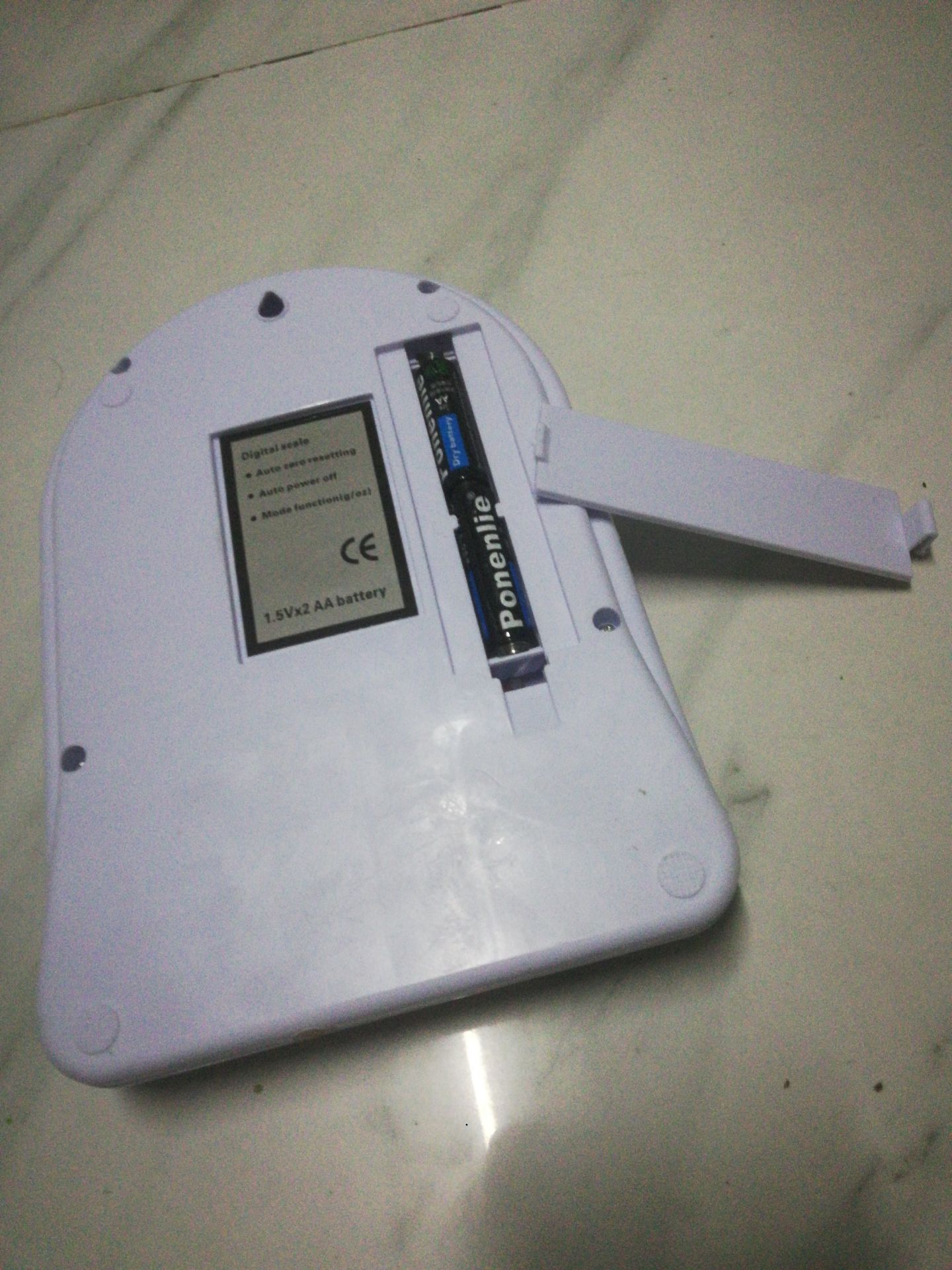 Cân dễ sử dụng. Làm bằng nhựa, tuy mong manh nhưng cũng ổn. Cân sử dụng 2 pin tiểu nên tiện dụng. Nhìn chung xứng đáng với tầm giá.