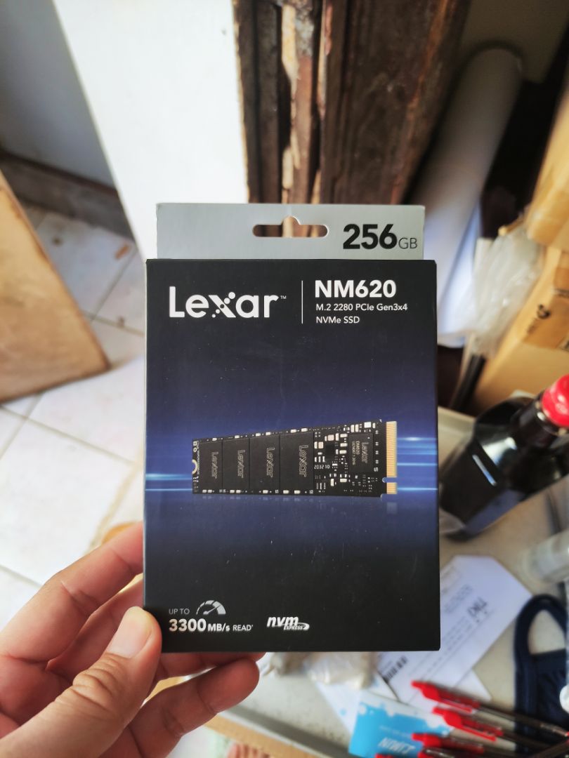 mua dc giá tốt 745k. tốc độ đọc/ghi 2400/1100 rất ok. load win mượt hơn hẳn ssd sata 3. tặng kèm ốc rất chu đáo dù main có kèm rồi.