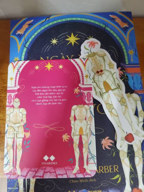 Giao hàng siêu nhanh, bìa sách đẹp, có cán kim tuyến.
Về nội dung thì khá hay với cuốn nhoaa, chỉ có phần đầu hơi chậm chậm nhưng qua phần II đọc xong không dứt ra được. 
Mn nên mua đọc nhen, đặc biệt là với mấy bạn thích booktok với thể loại romantasy🔥 mong NXB mua bản quyền nguyên series về luôn 🥺