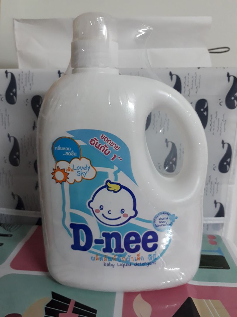 Bình thiết kế kiểu có vòi giống thế này chỉ thích hợp với dầu gội hoặc sữa tắm. Tìm mãi mới kiếm được cái nắp khác thay thế. Mùi giống phấn rôm trẻ em, khá nồng, sau khi giặt thì đỡ nồng hơn. Cá nhân mình thấy mùi xanh lá là thơm nhất. Bình thiết kế kiểu có vòi giống thế này chỉ thích hợp với dầu gội hoặc sữa tắm. Tìm mãi mới kiếm được cái nắp khác thay thế. Mùi giống phấn rôm trẻ em, khá nồng, sau khi giặt thì đỡ nồng hơn. Cá nhân mình thấy mùi xanh lá là thơm nhất.