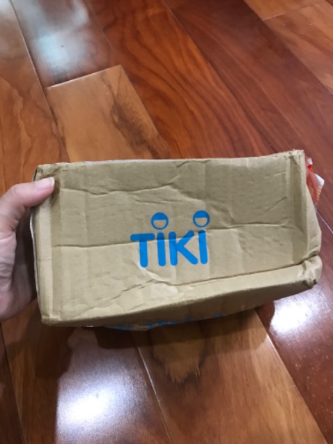 Về sản phẩm thì okie nhưng đối tác giao hàng của Tiki thì buồn dã man. Giao hàng sai lên sai xuống, nhận hàng mà ko dám tin đây là hãng mỹ phẩm cao cấp luôn á.

 Mình năn nỉ Tiki đọc được review này thì cải thiện chất lượng đóng gói giao hàng chứ kiểu vầy mình phải đổi app khác mất