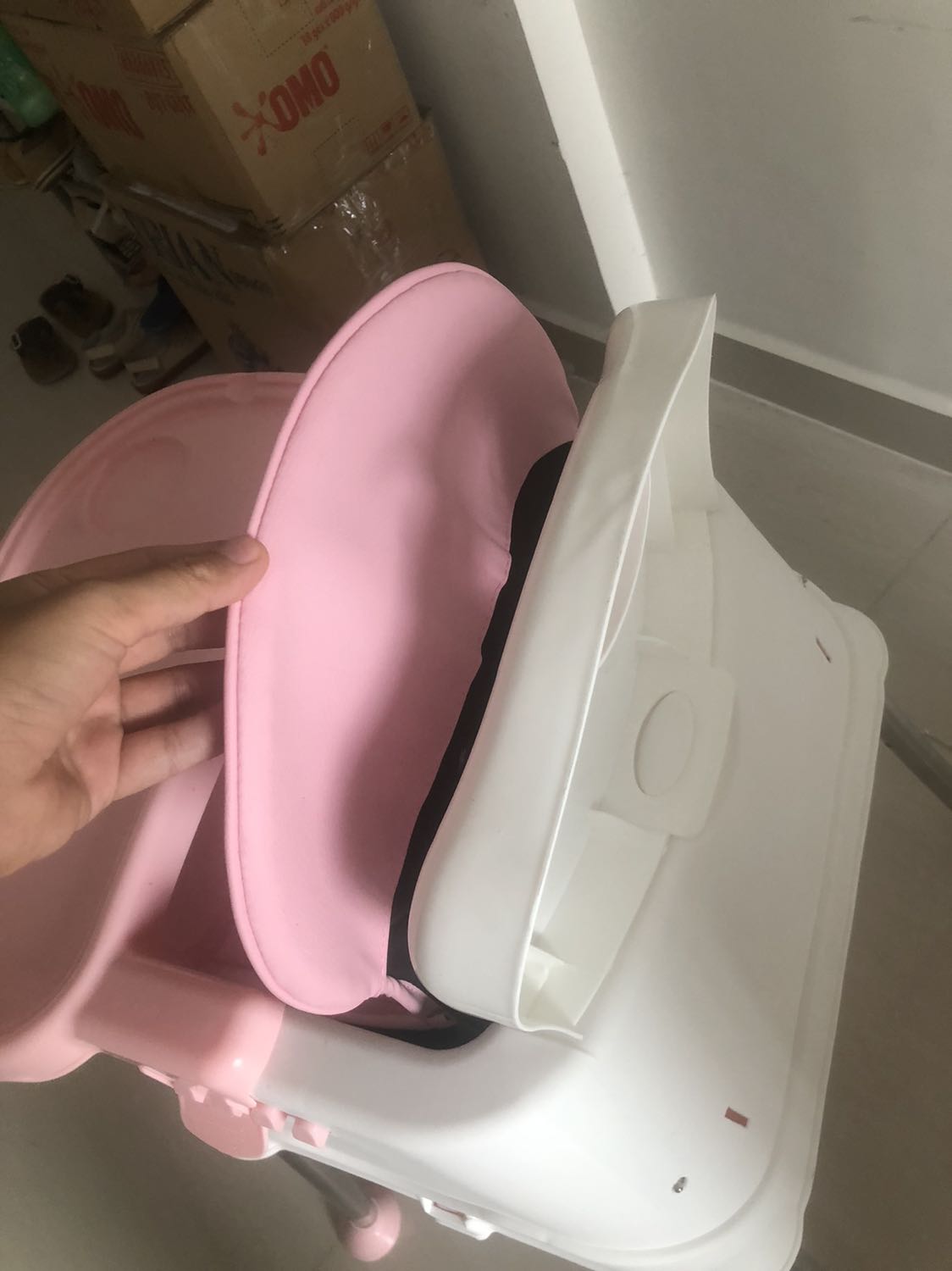 Ghế không giống hình, yếu, bọc nệm không gắn vào lưng ghế được, rung lắc, chân inox không sơn giống hình, rất bực mình khi nhận được sản phẩm sai, mặt bàn vị trí gắn bàn cũng khác. 😤 không có miếng đựng đồ dưới vị trí ngồi như hình.