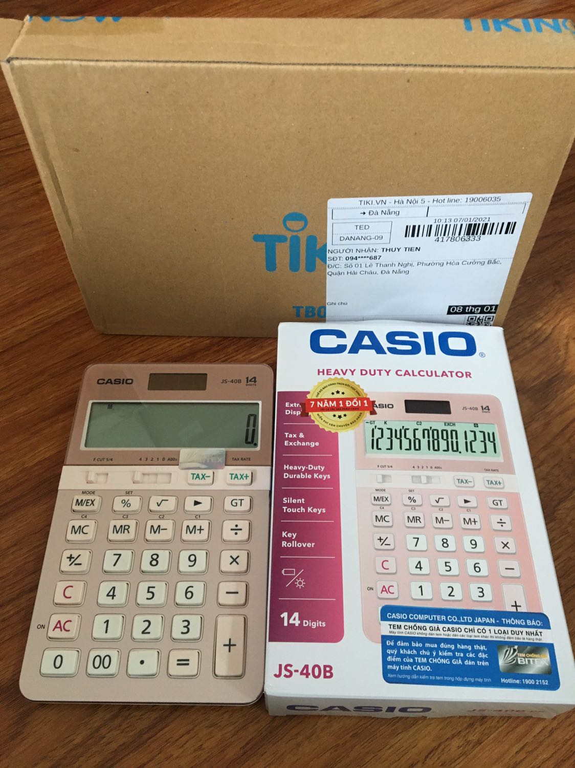 Đáng đồng tiền. Máy màu siêu đẹp, kích thướt vừa tay, số to rõ ràng, phím bấm êm. Mình để trên tờ A4 chụp để mọi người hình dung ra kích thướt cho dễ. Máy mới cứng, sáng bóng. Đóng hộp cẩn thận. Nhân viên giao hàng thân thiện, lễ phép. Các bạn nhân viên văn phòng đầu tư cái này là xứng đáng lắm nhé ạ.