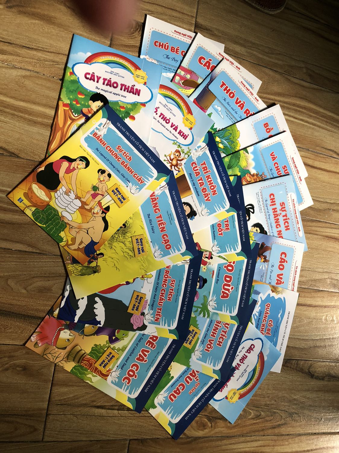 Tuyệt vời! Mình nghĩ là với giá này thì có vài quyển là ổn rồi, nhưng không có, đủ 20 quyển song ngữ, giấy in đẹp. Con mình chưa ra đời nhưng bắt đầu đọc truyện song ngữ cho nghe luôn từ bây giờ thôi. Thanks shop