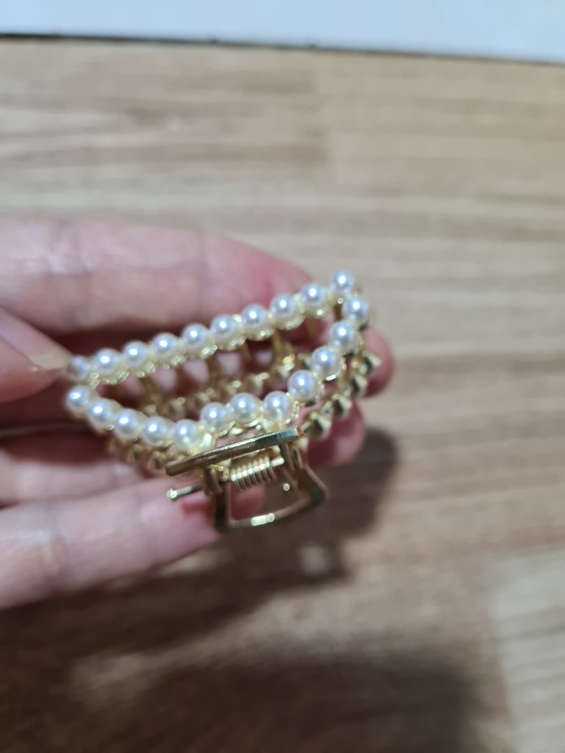 Kẹp tóc trông vừa dễ thương, vừa sang trọng, kẹp chắc chắn nữa. Giá khuyến mãi nên rất hợp lý. Kẹp tóc trông vừa dễ thương, vừa sang trọng, kẹp chắc chắn nữa. Giá khuyến mãi nên rất hợp lý.