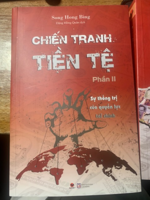 Giao hàng nhanh, ổn. Một chút nhược điểm là phần gáy sách bị dính keo thừa nên trông hơi giống hàng outlet.