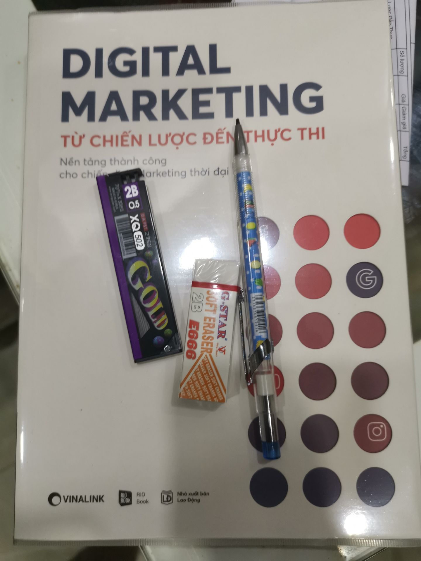 lần đầu tiên mình viết nhận xét vì quá bức xúc, mình mua sản phẩm đi kèm để đủ 150 free ship nhưng không hề ming muốn nhận thứ này, cây bút chì bấm k dùng được, bỏ ngòi bút vào bấm k ra, thực sự như đang bị ***. Tuy giá trị k cao nhưng nhận sản phẩm như vầy mình rất khó chịu và bức xúc. Hy vọng tiki sẽ kiểm tra sản phẫm kĩ hơn trc khi giao đi