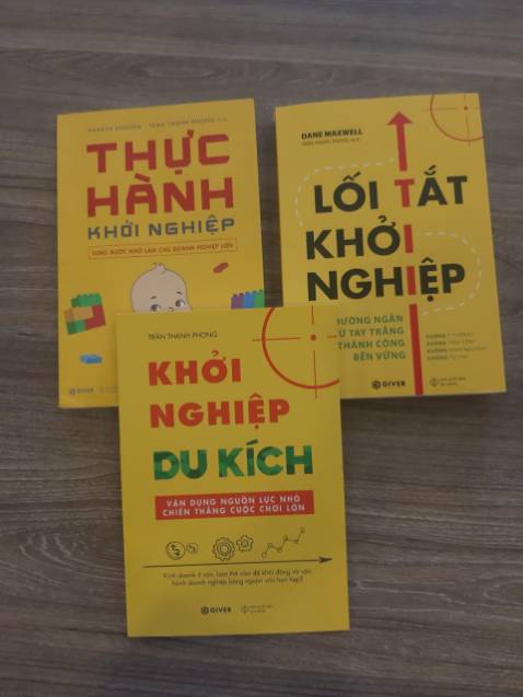 Mình mua cùng với bộ Khởi Nghiệp Bán Lẻ, thật may vì tìm thấy 2 bộ sách này vì chúng thật sự có liên kết mật thiết với nhau. 
Trong cuốn Lối Tắt KN có câu mình khá thích đó là " đường tắt không dễ đi nhưng nó giúp ta đi nhanh hơn. Có rất nhiều cách để đến với thành công nhưng người khôn ngoan luôn biết tìm ra con đường ngắn nhất cho riêng mình". Cùng với KN Du Kích và Thực Hành KN của tác giả/dịch giả Trần Thanh Phong chưa bao giờ khiến mình thất vọng với nhiều trải nghiệm thực tế được anh đưa vào sách. 
Mỗi một cuốn đều cho chúng ta một khía cạnh về khởi nghiệp, có đầy đủ những kinh nghiệm thực chiến mà tác giả đã từng trải qua, cũng như mình có thể áp dụng ngay vào công việc kinh doanh.