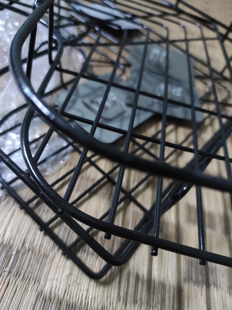 cũng hài lòng, nếu để trên cao không tiếp xúc với nó thì oke, nhưng cạnh dưới chưa được mài, còn ló ra, nếu đi quẹt trúng sẽ chảy máu, tầm giá này thì ổn. cũng hài lòng, nếu để trên cao không tiếp xúc với nó thì oke, nhưng cạnh dưới chưa được mài, còn ló ra, nếu đi quẹt trúng sẽ chảy máu, tầm giá này thì ổn.