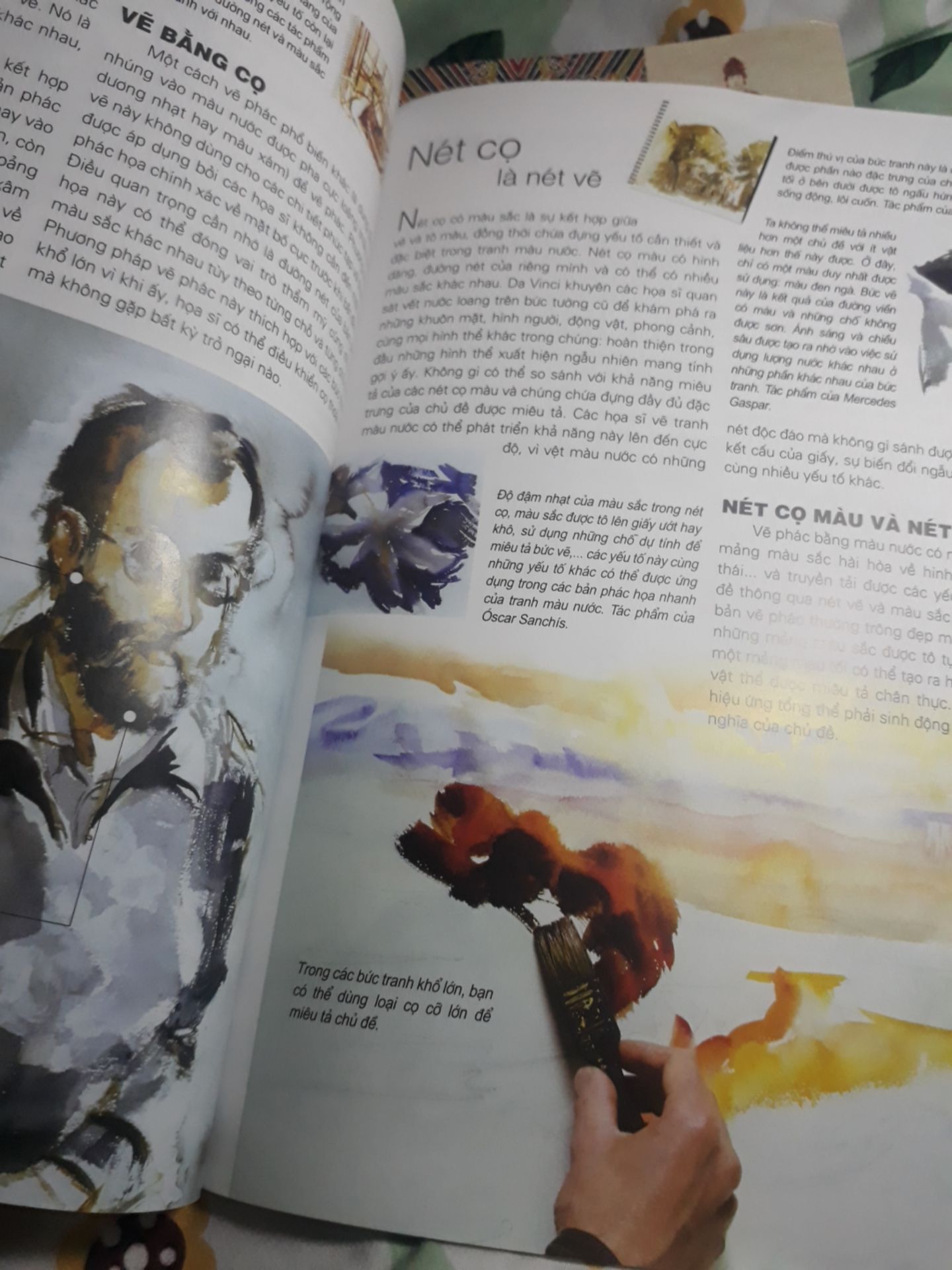 Một cuốn sách hữu ích cho các bạn mới bắt đầu nhập môn màu nước.
Không chỉ là cách vẽ, mà còn là rất nhiều những kiến thức chi tiết thú vị xung quanh màu nước.
Sách màu, in trên giấy bóng, trình bày hấp dẫn. Cầm đc sách trên tay mà thấy hạnh phúc vô cùng.
Nên sở hữu nha các bạn