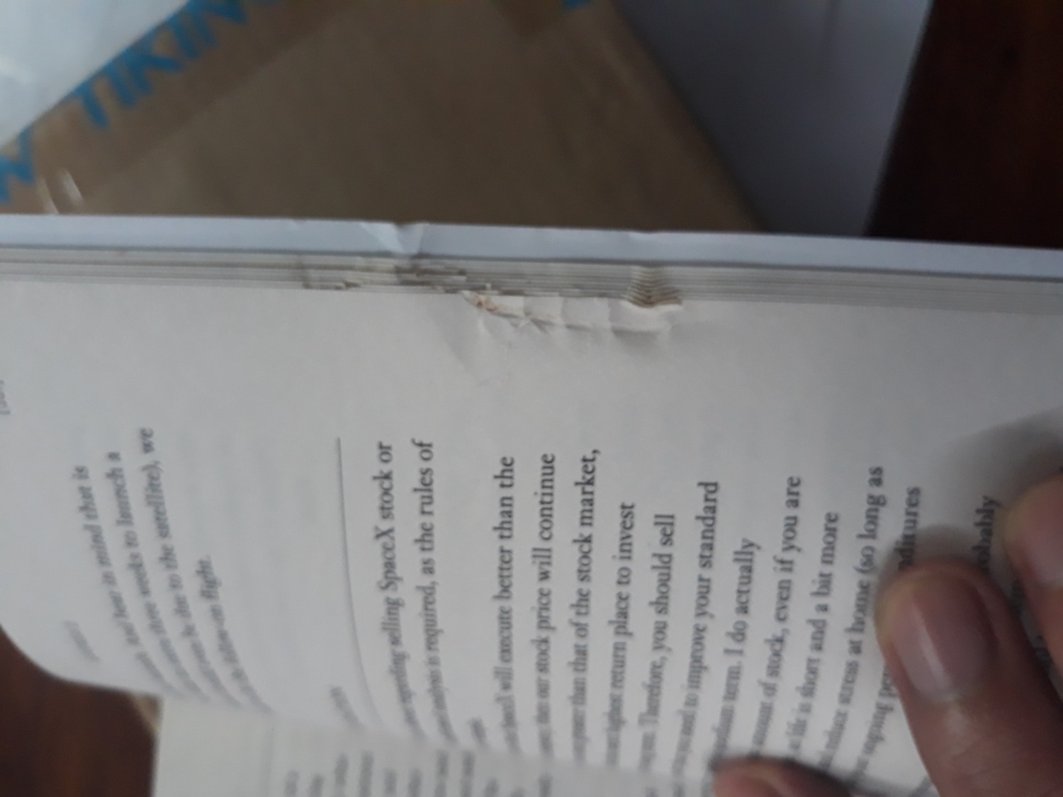 Cách đây tầm 1 ngày mình nhận được hàng. Mở ra thấy mọi thứ có vẻ ổn nhưng mấy trang cuối ở bìa ngoài bị gãy với rách. Mình đã có gửi thư hỗ trợ nhưng vẫn chưa thấy hồi âm, gọi điện tổng đài thì toàn bị báo là hiện tại toàn bộ liên lạc viên đang bận. Bây giờ mình phải làm sao ạ? :v