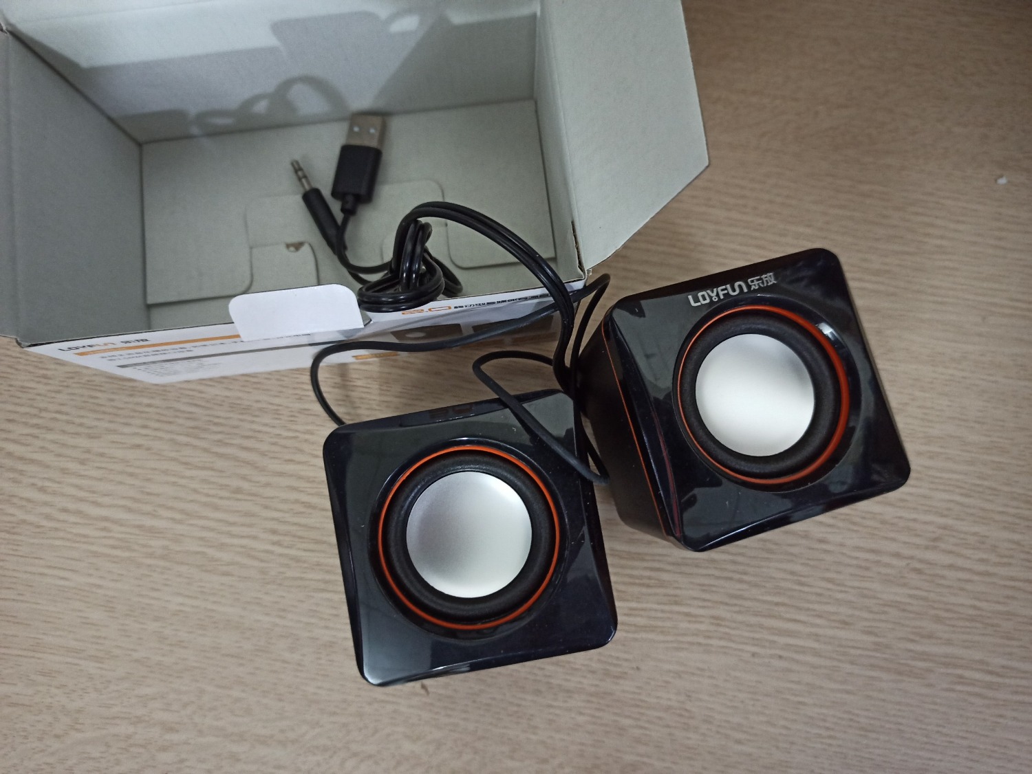 Hàng đẹp, tất cả đều OK, xài tốt, giá rẻ, chất lượng OK, các jack kết nối tốt, nhạy, loa bé, rẻ nhưng âm thanh rõ nét, làm rơi 2 lần nhưng chưa thấy bị trục trặc, shop bán hàng rất tốt, nên mua