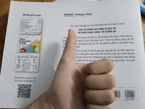 Về đóng gói thì lần này không đẹp bằng những lần trước, hộp giấy bị móp nhưng không ảnh hưởng đến sách.
Về sách thì khỏi phải bàn rồi, nội dung sách không những dành cho những công ty mà những người tự bán hàng một mình cũng rất nên đọc. Đọc để hiểu hơn về chân dung khách hàng, từ đó hiểu khách hàng hơn.