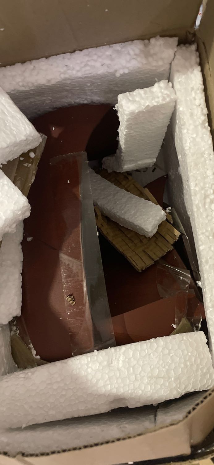 Shop giao hàng kém chất lượng, bị bể còn lấp liêm dán keo, yêu cầu hoàn tiền