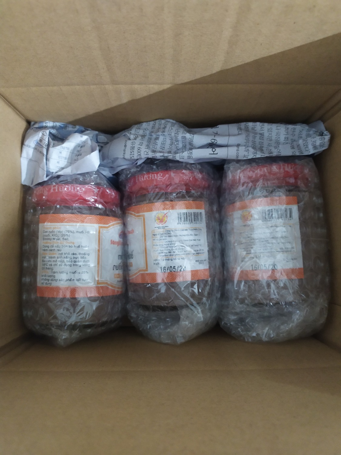 giao hàng nhanh, sản phẩm đươc đựng trong lọ thủy tinh nhìn rất đẹp mắt, đóng gói rất chi là cẩn thận luôn, hàng giao tới mà không bị bể vỡ tí nào cả.
Nói chung là mua hàng trên tiki là yên tâm rồi, cho 5 sao