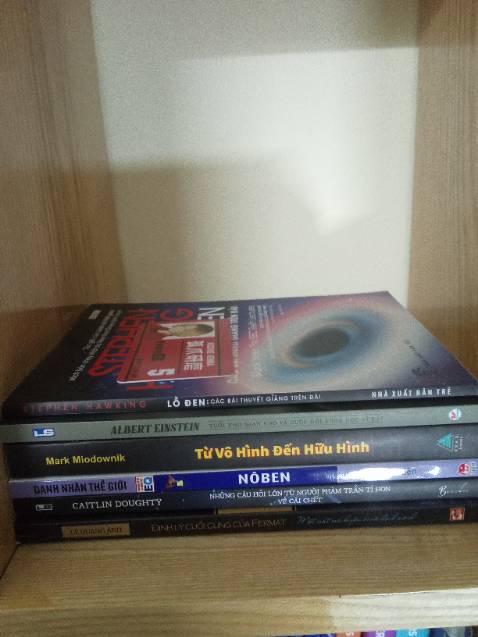 Sách dày hơn 600 trang, có nhiều ảnh màu, giấy tốt, nội dung rất hay và cuốn hút. Ai đam mê thiên văn học mà thích đọc kiểu văn lãng mạn 1 chút thì nên mua nhé