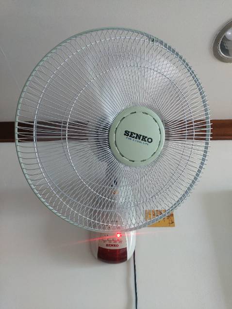 Giao hàng nhanh, đóng gói đẹp, cẩn thận . Đúng như QC. Ngon lành cành đào. Có điều kiển rất nhạy, kèm 2v pin mới tinh chưa bóc bì. Máy chạy êm, mạnh mẽ, đầy đủ chức năng : hẹn giờ, xoay đảo chiều, 3 kiểu gió tùy chọn. Máy đẹp lung linh. Có giấy bảo hành luôn.Shop dễ thương lắm. Rep nhanh, lịch sự. Kèm lời cảm ơn viết tay ,trên cả Tuyệt vời. Không nhiều shop làm được, có chăng tờ thư nhỏ cảm ơn chỉ được in ra, đằng này... Rất có tâm. Rất cảm tình. Sẽ tt ủng hộ shop nữa.