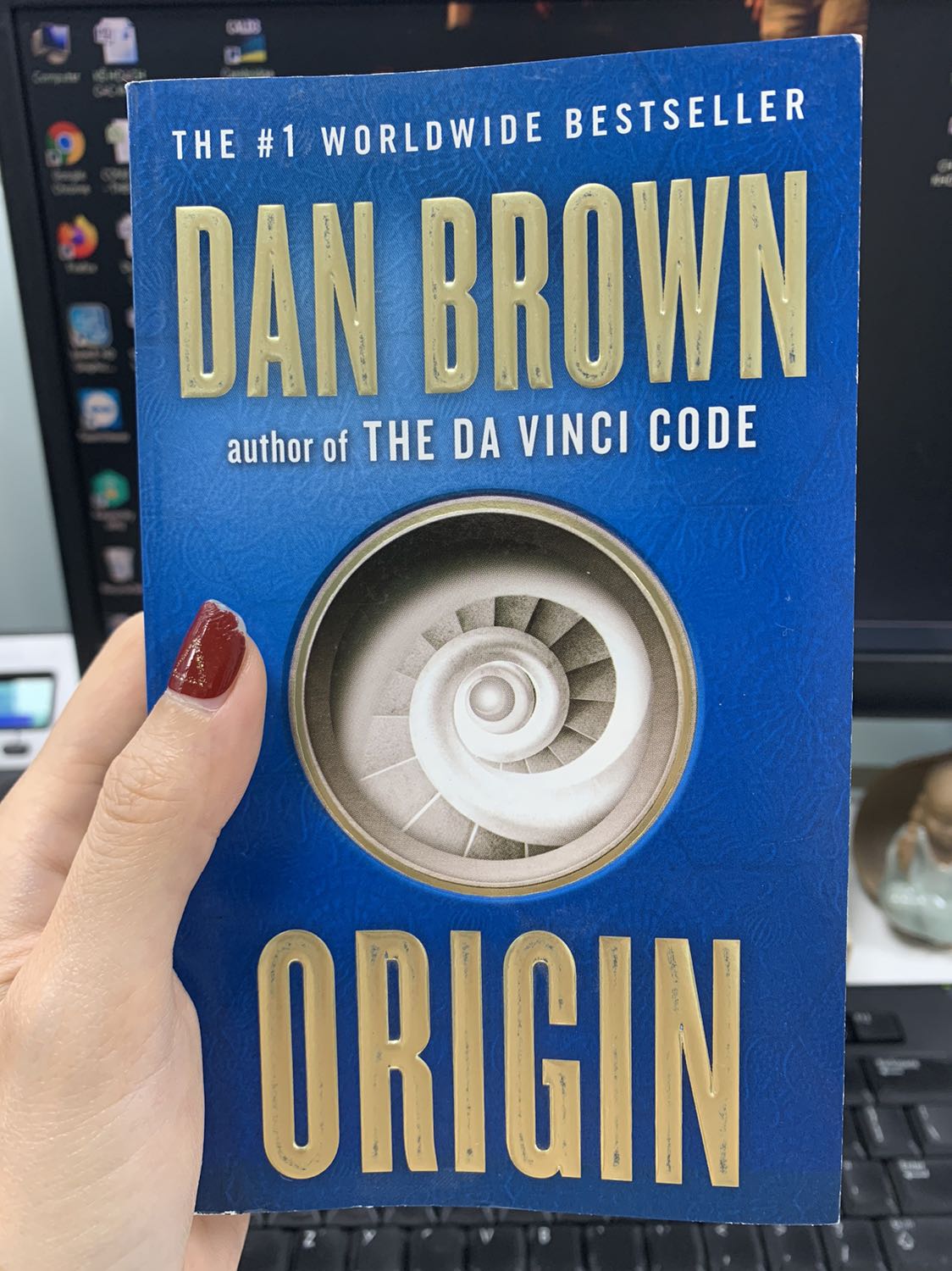 Bản nhỏ nhé, giấy rất mỏng, có vẻ hơi cũ và xước nhiều ở bìa. Bản thân mình nghĩ là bản tiếng anh rồi nên có sự đầu tư hơn về giấy để có 1 cuốn sách chất lượng