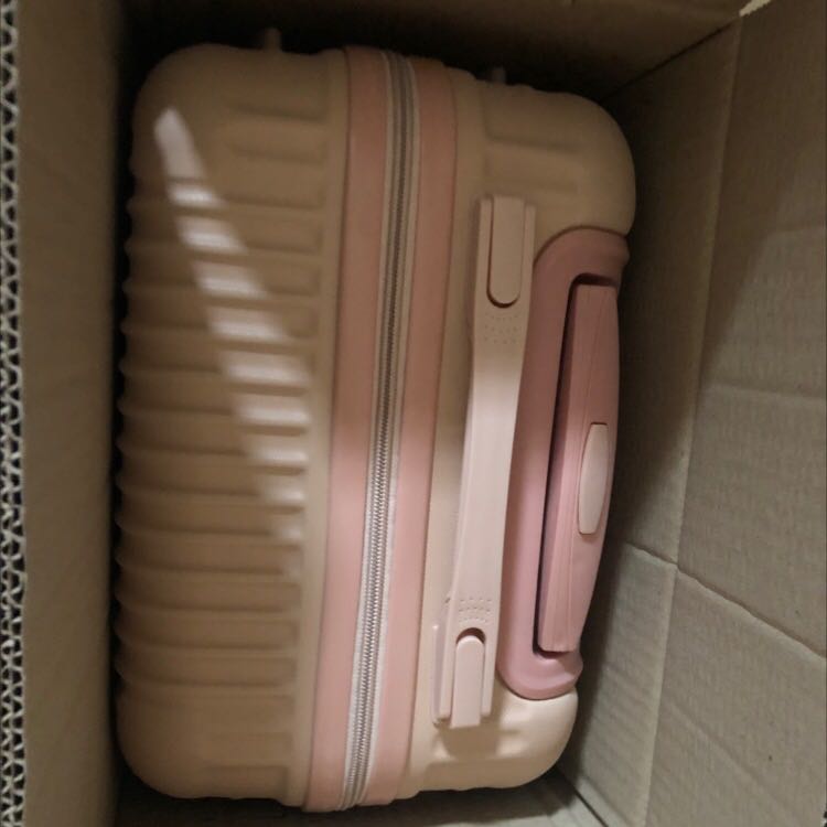 Mình đặt từ đêm qua sáng nay hơn 8h đã có, anh shipnow cực kì nhiệt tình luôn
vali đẹp không chê được, tuy nhiên tay cầm hơi lỏng lẻo chút nhưng không sao giá cả này là quá hợp lý