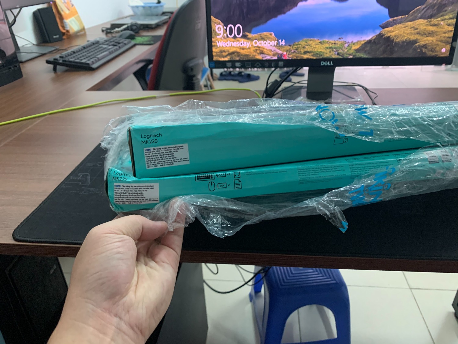 Đóng gói rất sơ sài, móp méo hết cả hộp. Hang điện tử mà không bọc chống sốc, có mỗi 1 lớp nilong mỏng. Chất lượng hoàn thiện sản phầm kém, không nghĩ Logitech mà chất lượng lại kém thế. Mình mua hàng của TIki nhiều nhưng mà thấy chất lượng càng ngày càng kém. Không hài lòng