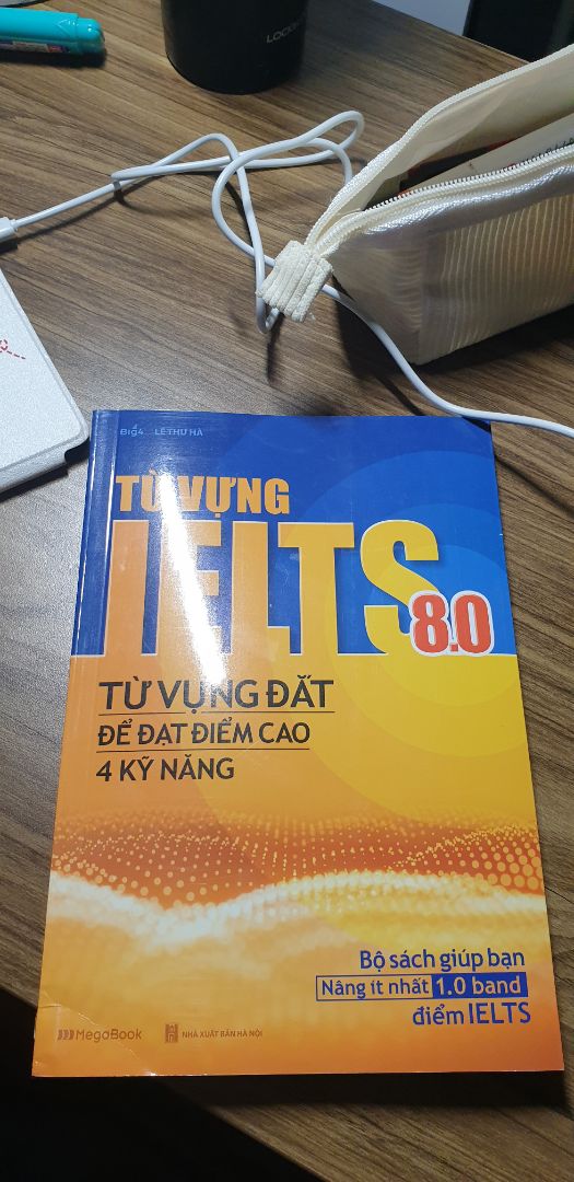 Nếu bạn đang có nguyện vọng thi,  nâng điểm IELTS, hay chỉ đơn giản là muốn trau dồi vốn từ và sử dụng tiếng Anh thật "văn vẻ" thì cuốn sách này là lựa chọn không nên bỏ qua.
Sách được trình bày khoa học, vừa có cung cấp lý thuyết, vừa có các bài tập để luyện cách sử dụng từ. Các từ trong sách cũng rất mới lạ, không quá phổ thông~