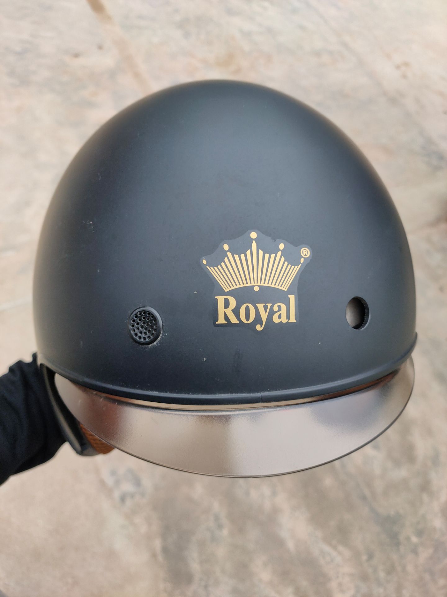 mũ dùng ok.  cảm giác chắc chắn. nhưng đen thùi lùi 1 cục. nhìn ko được đẹp mắt. và quan trọng là: mình rất nâng niu mũ. ko hề bị rơi rớt. mà 1 cái đinh của mũ bị rơi ra lúc nào ko hay. rất là thiếu thẩm mỹ. hic. mong nhà bán hàng hỗ trợ lắp lại đinh mũ.