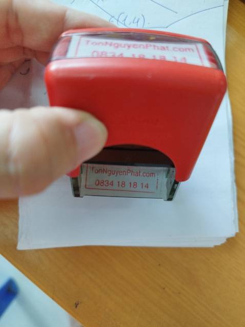Mực đóng dấu rõ nét, chữ đẹp, nhìn rõ ràng không bị lem. Lúc đặt hàng cũng dễ. Cứ nhắn tin qua *** cho shop và báo mã đơn và dòng chữ cần làm cho con dấu là xong