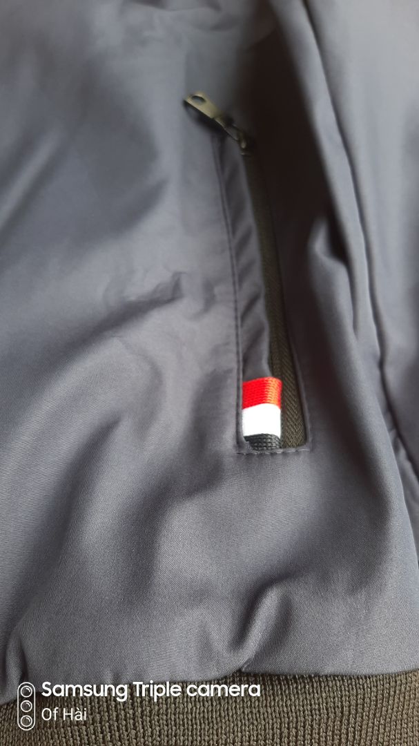 Áo tạm thôi, tăng giá áo lên 30k nữa để thay dây kéo xịn hơn thì sẽ tốt hơn