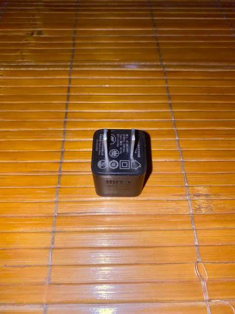 Sản phẩm chất lượng nhất từ trước đến giờ mình từng mua và đây là cái thứ 3 mình đã mua tại shop. Chưa bao giờ thất vọng về shop này, đóng gói có hộp đàng hoàng, chữ được khắc chìm trên thân máy nhìn rất thẩm mỹ, đẹp đẽ, ngoại hình giống hệt với củ sạc zin của apple mà có nhiều màu sắc hơn, nói chung là quá ưng.